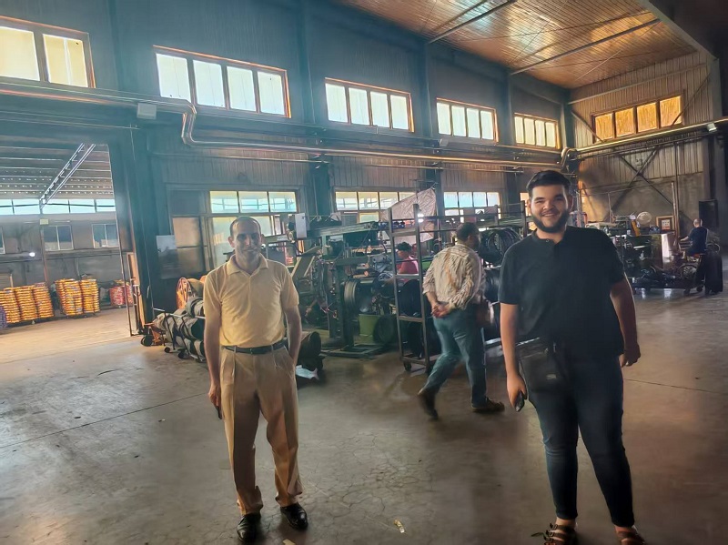 Motocyklové pneumatiky a duše získavajú uznanie od egyptského zákazníka počas návštevy továrne
